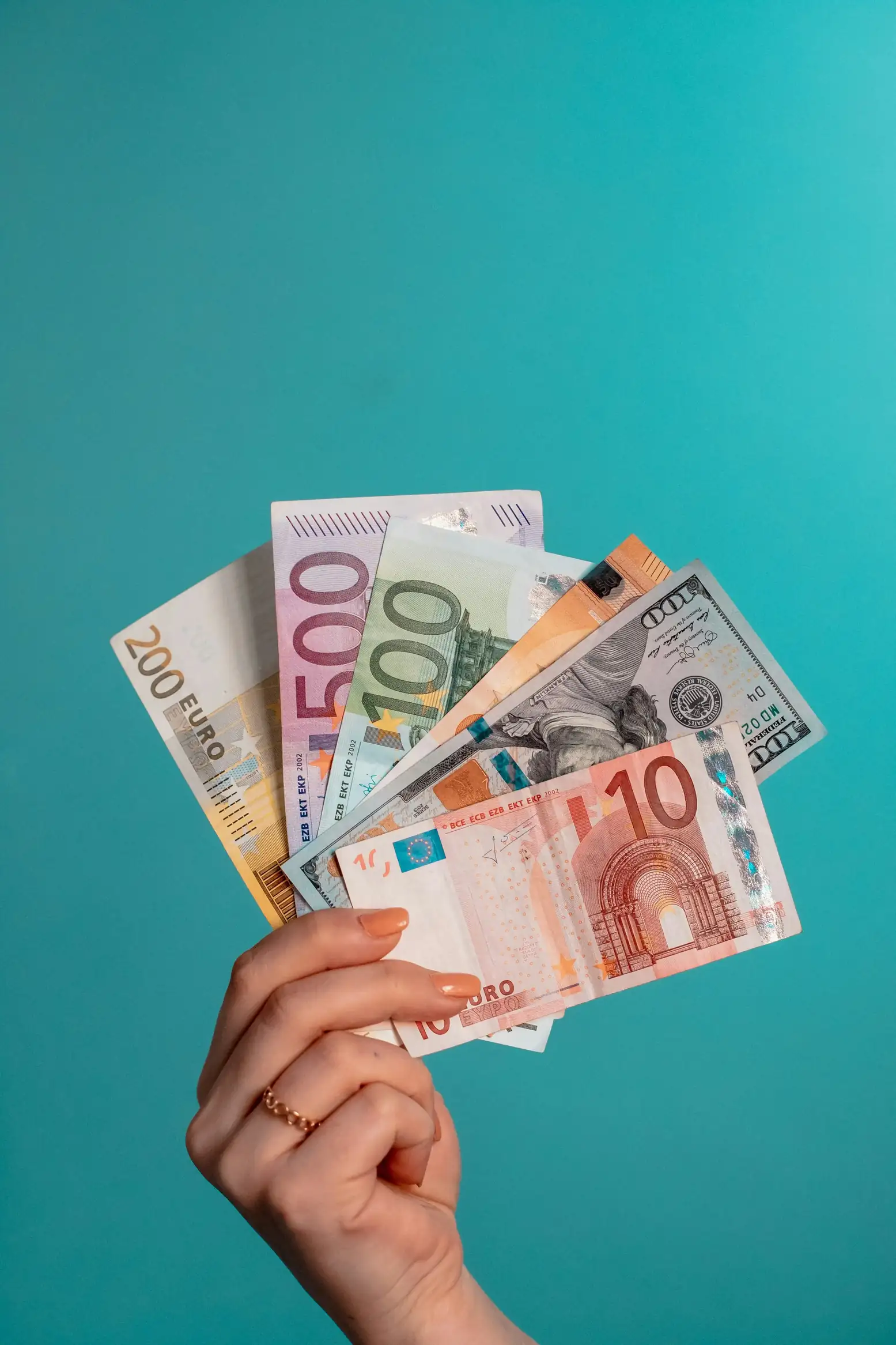 The Best Mint Alternative in 2025: What Real Wealth Tracking Looks Like Different currencies — euro, dollar and other banknotes representing multi-currency personal finance tracking