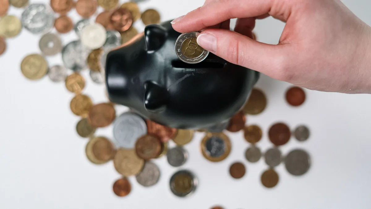 The 4% Rule Explained: Safe Withdrawal Rates A piggy bank