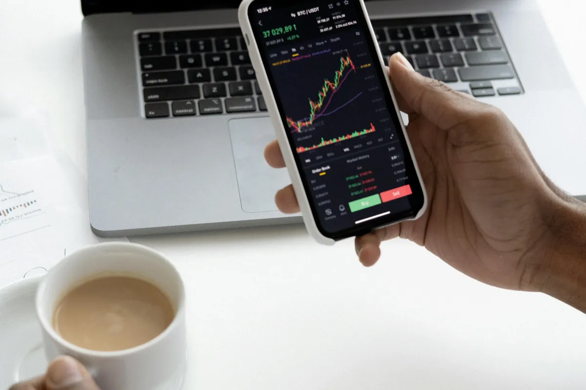 Multi-currency wealth tracking and portfolio analysis with Worthmap